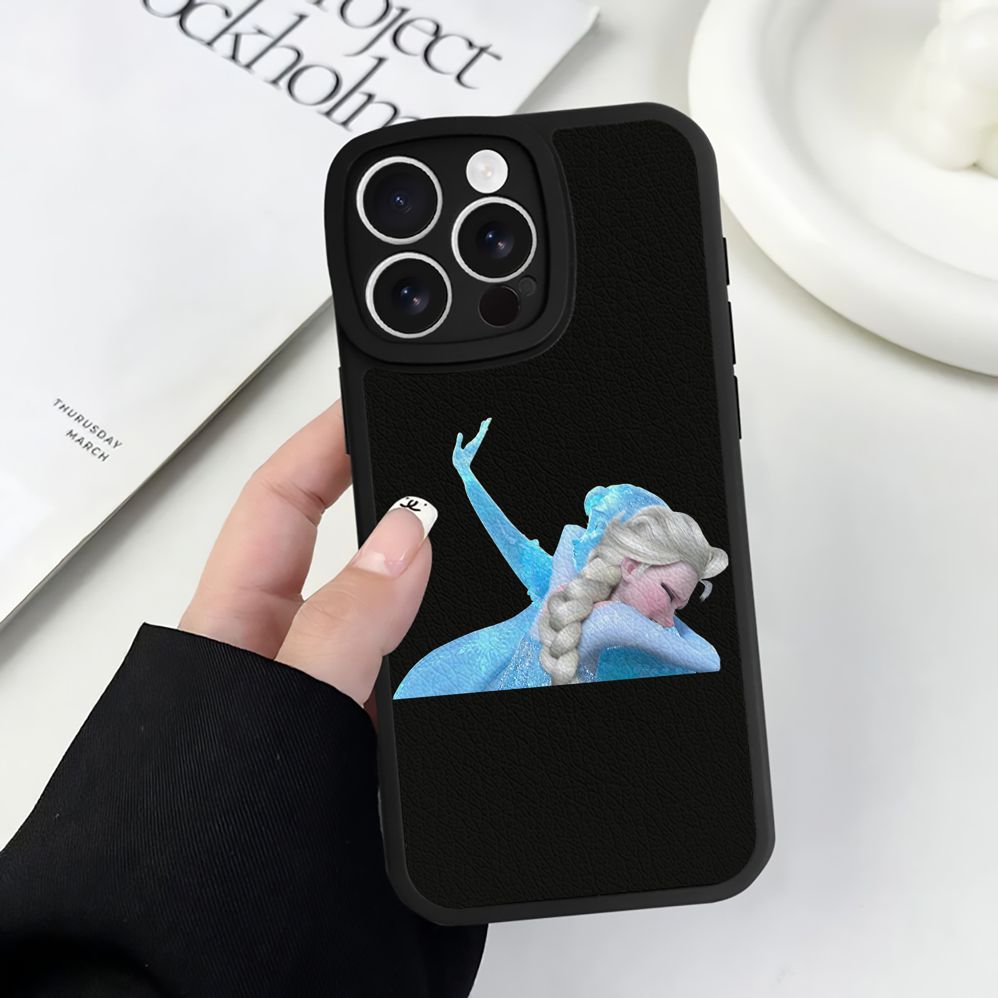 （画像用） アナと雪の女王 アンナ エルサ Frozen Anna Elsa 【iPhone 16シリーズ対応】シリコンスマホケース（レザー調） 材質：シリコン